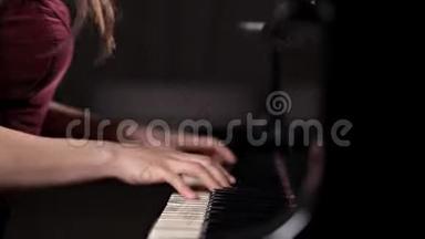 特写一位弹钢琴乐器的女孩手键盘音乐家.. 钢琴演奏会
